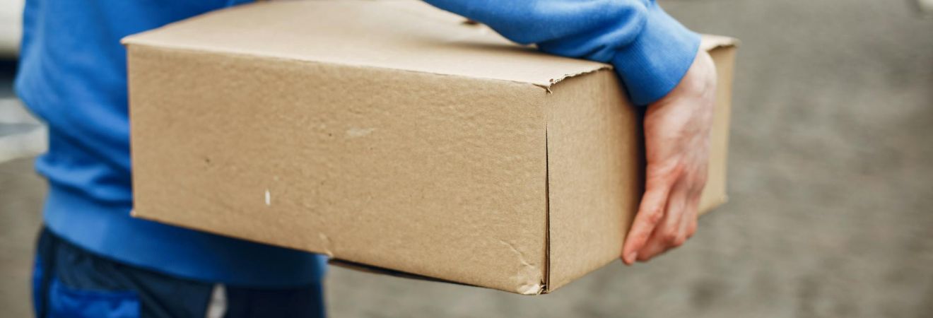 an employee from Coral Springs movers holding a box