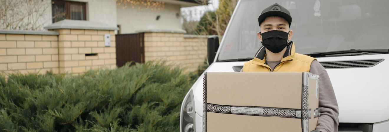 a moving labor service fort lauderdale fl man carrying a box