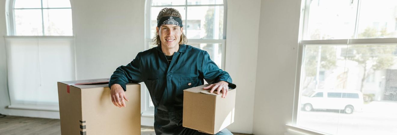 one of the fort lauderdale residential movers with a box