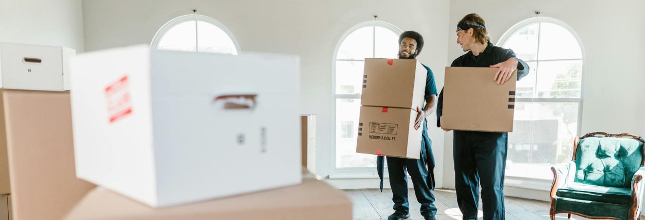 Movers Sunrise FL carrying boxes